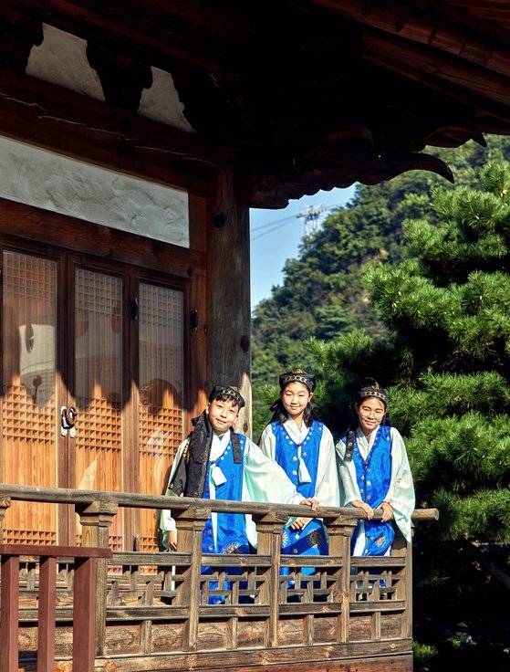 16세기 사림파가 조선의 지배층이 되면서 전국적으로 확산된 서당은 기초 한문과 유교의 가르침은 물론 향촌 사회의 규범도 학동에게 체화시키는 역할을 했다.