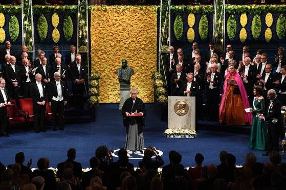 2018년 12월 10일 스웨덴에서 열린 노벨상 시상식에서 일본의 혼조 다스쿠 교토대 명예교수가 전통 사무라이 복장을 하고 단 위에 올랐다. 그는 면역항암제 개발에 초석을 마련한 공로로 제임스 엘리슨 미국 텍사스대 교수와 함께 2018년 노벨 생리의학상을 공동 수상했다. [AFP=연합뉴스]