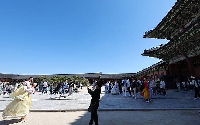 추석 연휴이자 임시공휴일인 2일 서울 종로구 경복궁이 관람객들로 붐비고 있다. 뉴스1