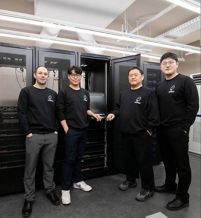 김장우 망고부스태 대표(우측 두번째)와 임직원들이 회사 서버실에서 포즈를 취하고 있다. / 사진=망고부스트