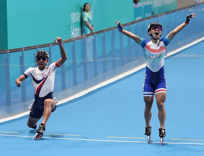 2일 열린 항저우 아시안게임 롤러스케이트 남자 스피드 3000m 계주 결선에서 한국 마지막 주자 정철원(오른쪽)이 결승선을 통과하며 세리머니를 하는 동안 대만 황위린이 발을 쭉 뻗으며 0.01초 차로 역전 우승했다. / 사진=연합뉴스