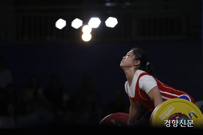 2일 중국 항저우 샤오산 스포츠 센터 체육관에서 열린 역도 여자 59kg 그룹A 결승전에서 북한 김일경이 바벨을 들어올리고 있다. 항저우 l 문재원 기자