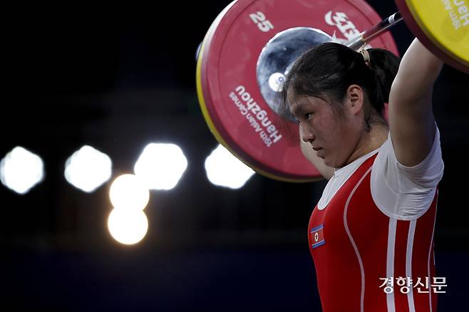 2일 중국 항저우 샤오산 스포츠 센터 체육관에서 열린 역도 여자 59kg 그룹A 결승전에서 북한 김일경이 바벨을 들어올리고 있다. 항저우 l 문재원 기자