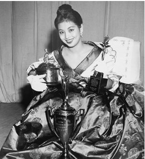 1959년 미스유니버스대회에서 인기상, 스피치상, 포토제닉상을 휩쓴 미스코리아 오현주. 노라노는 오현주가 입은 옷으로 의상상을 차지했다.&nbsp;