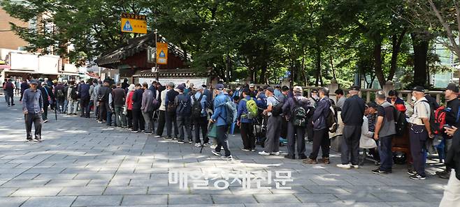 노인의 날인 2일 서울 종로구 탑골공원 원각사 노인무료급식소 앞에 점심식사를 하려는 노인들이 줄을 서 있다.  [이승환기자]