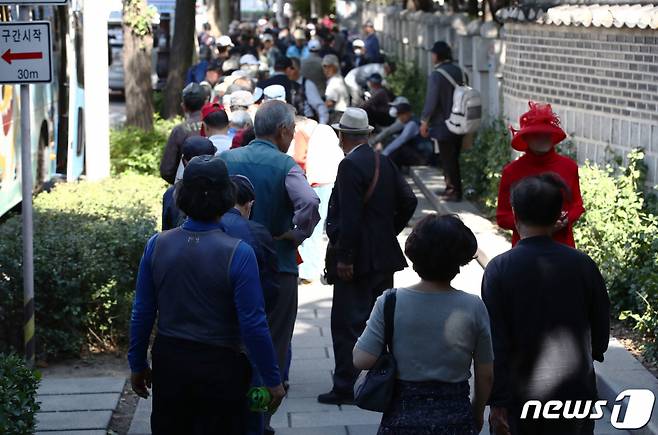 (서울=뉴스1) 박세연 기자 = 노인의 날인 2일 서울 종로구 탑골공원에서 어르신들이 무료급식을 받기위해 줄을 서서 기다리고 있다. 2023.10.2/뉴스1  Copyright (C) 뉴스1. All rights reserved. 무단 전재 및 재배포,  AI학습 이용 금지.