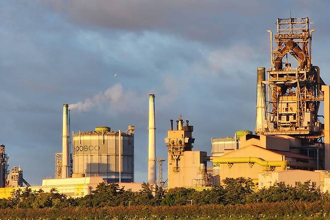 지난 2023년 9월 9일 오후 경북 포항시 남구 포스코 포항제철소 공장에서 연기가 피어오르고 있다. 포항제철소는 제11호 태풍 ‘힌남노’ 영향이 가장 클 것으로 예상된 6일에 고로를 포함해 전 공장 가동을 중지했다. [연합]