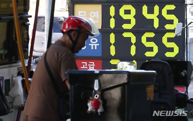 [서울=뉴시스] 황준선 기자 = 국내 주유소 휘발유와 경유 판매 가격이 11주 연속 올랐다. 한국석유공사 유가정보시스템 오피넷에 따르면 9월 2주 차 전국 주유소 휘발유 평균 판매가격은 리터당 1776.3원으로 전주보다 16.7원 상승했다. 경유 판매가격은 전주 대비 21.5원 상승한 1676.8원으로 집계됐다. 24일 오전 서울 시내 한 주유소에 유가 정보가 표시되어 있다.  2023.09.24. hwang@newsis.com