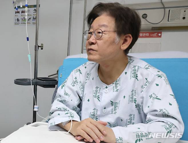 구속영장 기각 후 녹색병원에서 단식 회복 중인 이재명 더불어민주당 대표.[서울=뉴시스] 조성봉 기자 = 이재명 더불어민주당 대표가 지난달 28일 오전 서울 중랑구 녹색병원에서 조정식 사무총장과 이해식 사무부총장에게 강서구청장 보궐선거 관련해 발언을 하고 있다.  (공동취재사진) 2023.09.28. photo@newsis.com