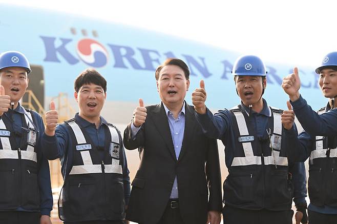 [인천공항=뉴시스] 윤석열 대통령이 추석 연휴 첫날인 28일 인천국제공항 대한항공 화물터미널을 방문해 항공 화물 종사자들을 격려한 뒤 기념촬영하고 있다. (사진=대통령실 제공) 2023.09.28. photo@newsis.com *재판매 및 DB 금지