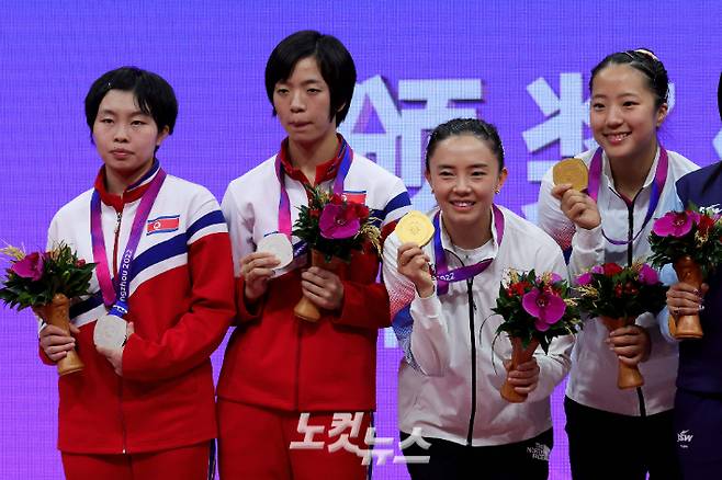 2022 항저우아시안게임 탁구 여자 복식 시상식에서 금메달을 따낸 신유빈(오른쪽부터), 전지희가 북한 차수영, 박수경과 함께 세리머니를 펼치고 있다. 항저우=황진환 기자