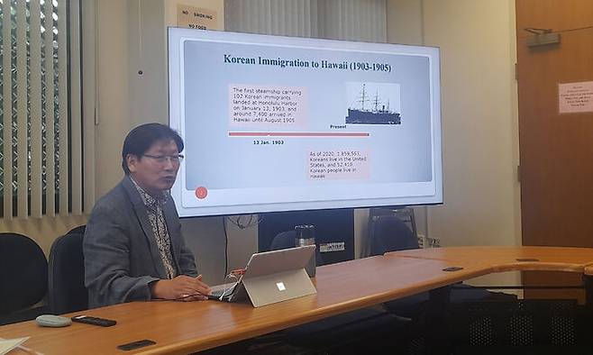 백태웅 하와이대 한국학연구소장이 지난 9월 15일(현지시간) 하와이대 내에 위치한 한국학연구소에서 한국언론진흥재단·미국동서센터 한·미 언론 교류 프로그램에 참가한 한국 기자들을 만나 하와이 한인 이민, 한국학연구와 관련한 설명을 하고 있다.