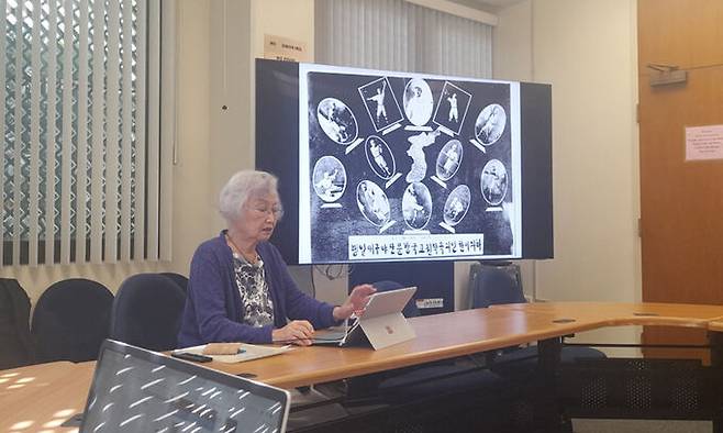 이덕희 하와이 이민연구소장이 지난 9월 15일(현지시간) 하와이대 한국학연구소에서 기자들을 만나 하와이 한인 이민 역사와 관련한 설명을 하고 있다.