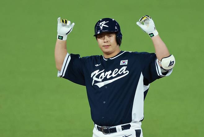 2일 중국 저장성 항저우 인근 사오싱 야구·소프트볼 스포츠센터 제1구장에서 열린 2022 항저우 아시안게임 조별리그 B조 대만과 대한민국의 경기. 8회초 2사에 대한민국 노시환이 중견수 키를 넘기는 2루타를 친 뒤 2루에서 세리머니를 하고 있다.&nbsp; &nbsp; 연합뉴스