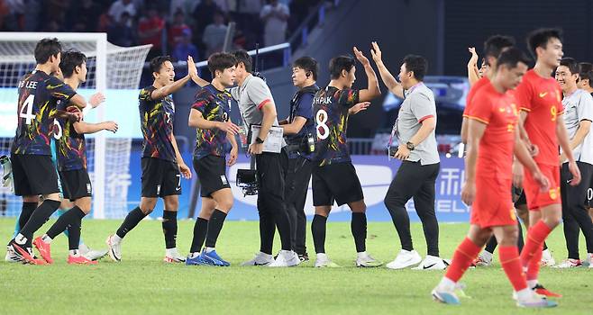 1일 중국 항저우 황룽 스포츠센터 스타디움에서 열린 2022 항저우 아시안게임 남자 축구 8강전 한국과 중국의 경기. 한국 2대0 승리 후 선수들이 서로를 격려하고 있다. ⓒ연합뉴스