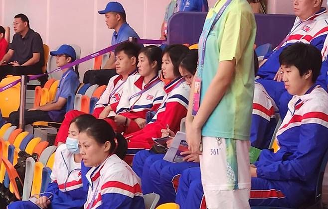 북한 여자배구 대표팀이 1일 중국 항저우 사범대학 창첸캠퍼스 체육관에서 열린 한국과 베트남의 2022 항저우 아시안게임 배구 여자부 예선 C조 경기를 지켜보고 있다. 연합뉴스