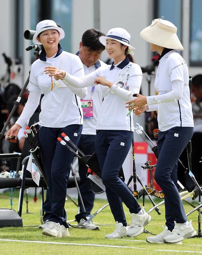 2일 오전 중국 저장성 항저우 푸양 인후 스포츠센터에서 열린 2022 항저우 아시안게임 양궁 리커브 여자 단체전 16강에 출전한 한국 대표팀이 경기를 마치고 밝은 표정으로 대화하고 있다. 2023.10.2 연합뉴스