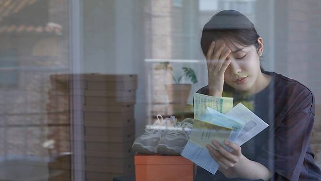 가족 부양 부담에 힘들어하는 첫째딸이 적지 않다.[사진=게티이미지뱅크]