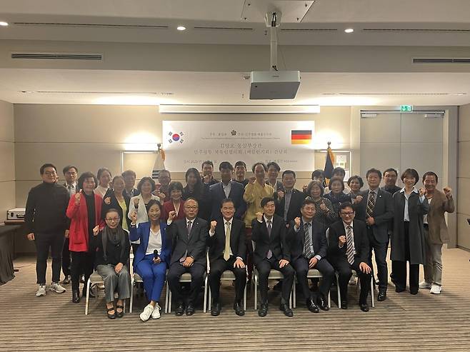 "통일을 위하여" (베를린=연합뉴스) 이율 특파원 = 김영호 통일부 장관이 1일(현지시간) 독일 베를린 도심 H10 호텔에서 한 민주평통 베를린지회와의 간담회 후 기념 촬영을 하고 있다. 2023.10.1 yulsid@yna.co.kr