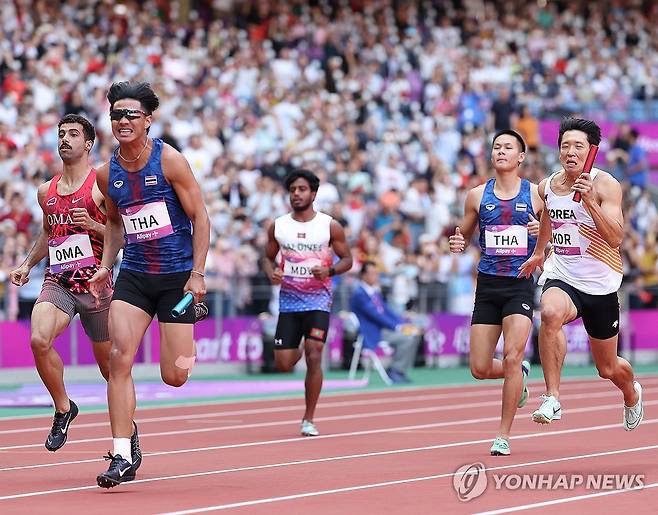 육상 남자 400ｍ 계주 예선 2위 (항저우=연합뉴스) 이지은 기자 = 2일 중국 항저우 올림픽 스포츠센터에서 열린 2022 항저우 아시안게임 남자 400ｍ 계주 예선에서 김국영이 달리고 있다. 남자 계주는 38초75로 기록, 전체 2위로 결선에 진출했다.  2023.10.2 jieunlee@yna.co.kr