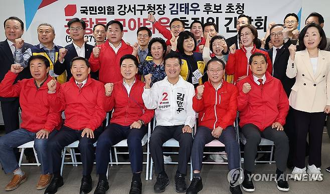 김태우 후보와 국민의힘 지도부 (서울=연합뉴스) 한상균 기자 = 국민의힘 김기현 대표와 윤재옥 원내대표 등이 2일 강서구 공항동 모아타운 추진위원회에서 열린 김태우 강서구청장 후보 초청 간담회에서 기념 촬영을 하고 있다. 2023.10.2 xyz@yna.co.kr