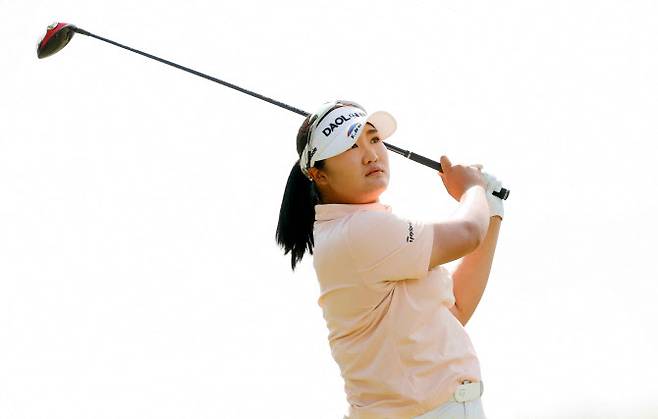 유해란이 2일 열린 LPGA 투어 아칸소 챔피언십 최종 3라운드에서 드라이버 티샷을 날리고 있다.(사진=AFPBBNews)