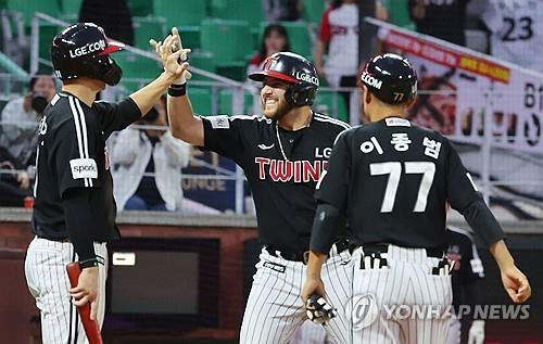 LG 오스틴(가운데)은 정규리그 우승 '매직넘버 3'를 확정짓는 축포를 날렸다. [연합뉴스]