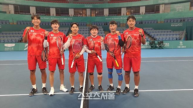 한국 소프트테니스 남자대표팀. 왼쪽부터 김태민, 윤형욱, 김병국, 서권(훈련 파트너), 이현수, 김현수. 김경무 기자