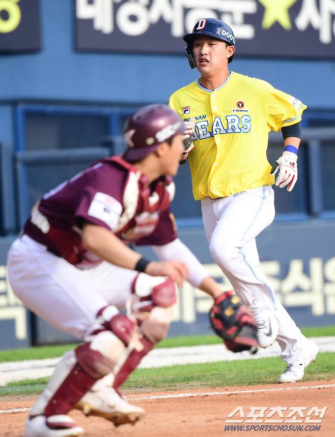 김인태가 6회말 2사 2루에서 정수빈 적시타때 득점을 올리고 있다.  잠실=최문영 기자deer@sportschosun.com