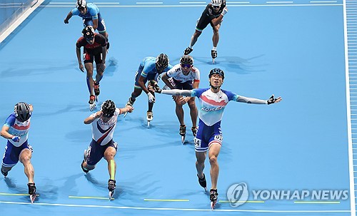 최광호의 개인전 금메달 당시 왼발을 뻗어 역전을 노리는 정철원. ⓒ연합뉴스