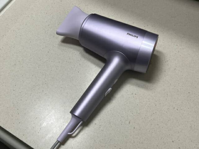 필립스 7000 시리즈 헤어드라이기. 360도 회전 마그네틱 노즐을 체결한 모습 (사진=신영빈 기자)