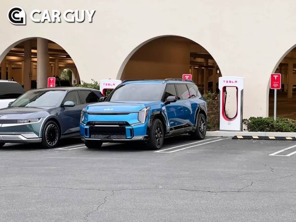 슈퍼차저에서 충전 중인 기아 EV9