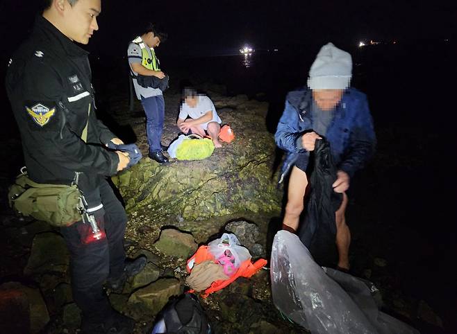 보령해양경찰서는 3일 오전 1시53분께 충남 보령 대천항으로 밀입국을 시도한 중국인 22명을 붙잡았다고 밝혔다. 이들은 이날 중국에서 타고 온 배로 대천항 앞바다까지 접근한 뒤 구명조끼 등을 입고 헤엄쳐 밀입국을 시도한 것으로 알려졌다./보령해양경찰서 제공/연합뉴스