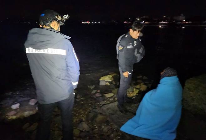 보령해양경찰서가 3일 오전 1시53분께 보령 대천항으로 밀입국을 시도한 중국인 22명을 검거했다. 이들은 이날 중국에서 타고 온 배로 대천항 앞바다까지 접근한 뒤 구명조끼 등을 입고 헤엄쳐 밀입국을 시도한 것으로 알려졌다/보령해양경찰서 제공/연합뉴스