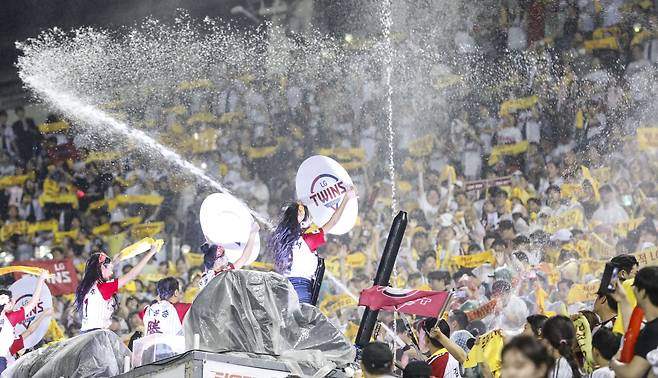 8월13일 오후 서울 송파구 잠실야구장에서 열린 프로야구 '2023 신한은행 SOL KBO 리그' LG 트윈스와 키움 히어로즈의 경기, 관중들이 물대포 이벤트를 즐기고 있다./뉴스1