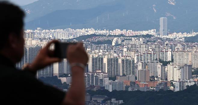 사진은 서울 남산에서 내려다 본 시내 아파트의 모습. /뉴스1