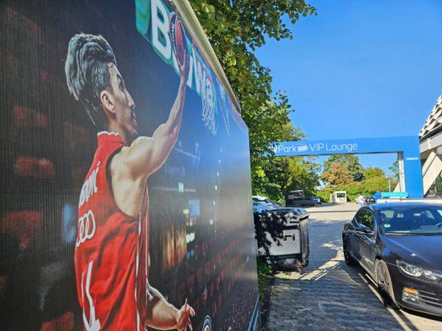 7일(현지시간) 독일 뮌헨 바이에른 뮌헨 프로농구팀 홈구장 'BMW 파크'에 아우디 로고가 새겨진 유니폼을 입고 활약했던 선수들의 사진이 노출돼 있다. 뮌헨=김형준 기자