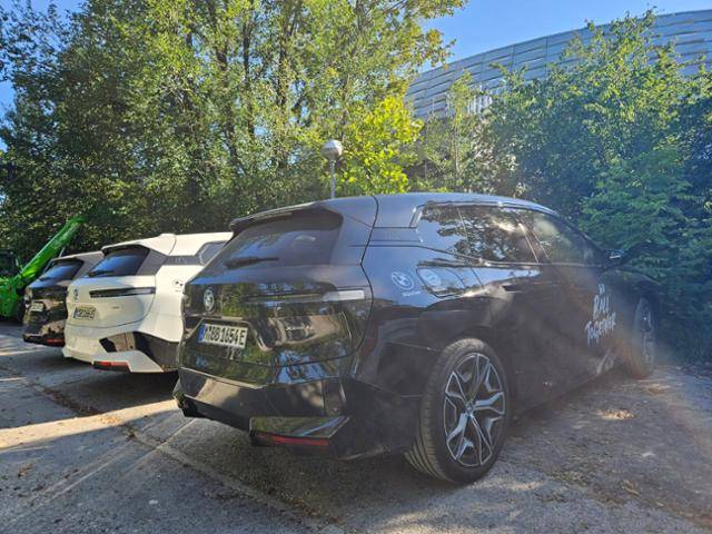 7일(현지시간) 독일 뮌헨 바이에른 뮌헨 프로농구팀 홈구장 'BMW 파크' 주차장에 BMW 전기 스포츠유틸리티차량(SUV) iX가 주차돼 있다. 뮌헨=김형준 기자