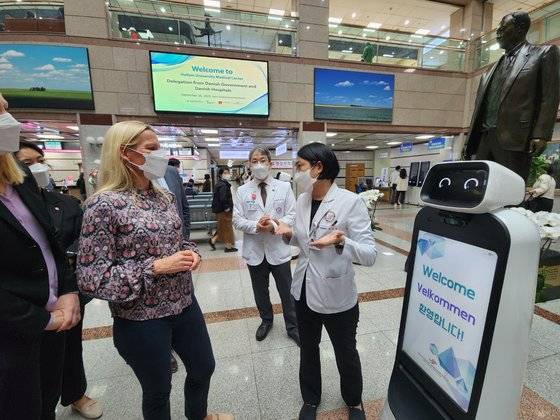 메테 키르케고르 덴마크 고령부 장관(왼쪽)이 지난달 26일 국내 병원 중 가장 많은 로봇이 도입된 경기 안양시 한림대학교성심병원을 찾았다. 이미연 커맨드센터장(오른쪽)이 환자에게 동행 안내 서비스를 제공하는 로봇을 소개하고 있다. 남수현 기자