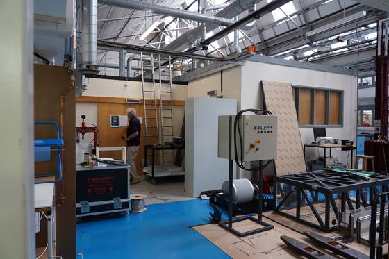 지난 7월 18일 영국 케임브리지대 공과대학 내 위치한 '해양 구름 표백' 실험실로 휴 헌트 교수가 들어가는 모습. 케임브리지=이가람 기자