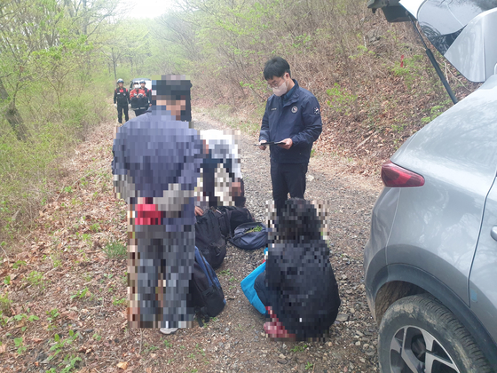 산림청 직원들이 산에서 무단으로 산나물을 채취한 이들을 단속하는 모습. 산림청 제공