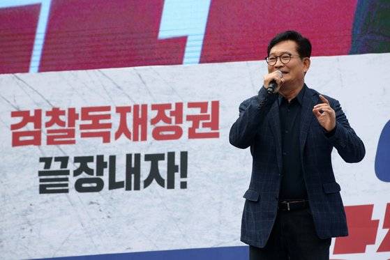 국회의 이재명 더불어민주당 대표 체포동의안 표결을 앞둔 지난달 21일 오후 서울 여의도 국회 앞에서 열린 이재명 체포동의안 부결 촉구 집회에 참석한 송영길 전 더불어민주당 대표가 발언하고 있다. 이 대표에 대한 체포동의안은 이날 국회에서 통과됐으나 검찰의 구속영장 청구는 지난달 27일 법원에서 기각됐다. 뉴스1