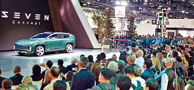 현대차가 2021년 11월 17일(현지시간) 미국 LA 컨벤션센터에서 열린 'LA 오토쇼 2021' 프레스 행사에서 대형 전기 SUV 콘셉트카 '세븐'을 공개했다. 사진은 전시 부스 전경.  /현대차 제공