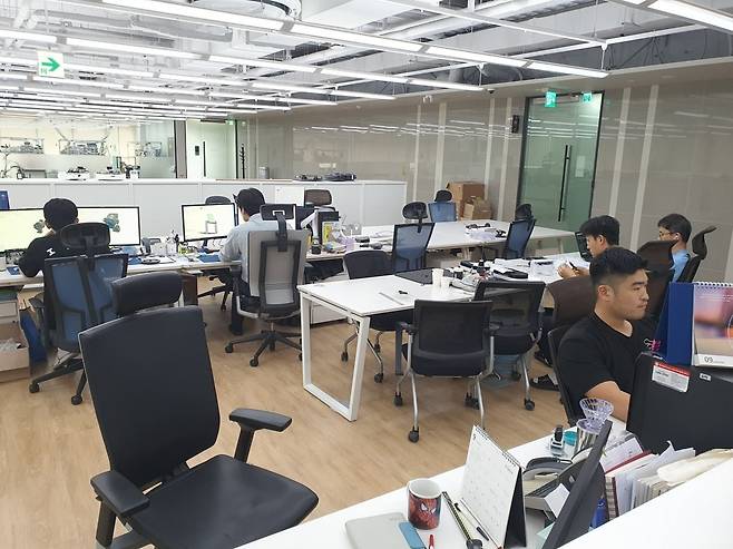 에브리봇 직원들이 제품 경쟁력 강화를 위해 업무를 보고 있다. 윤현주 기자