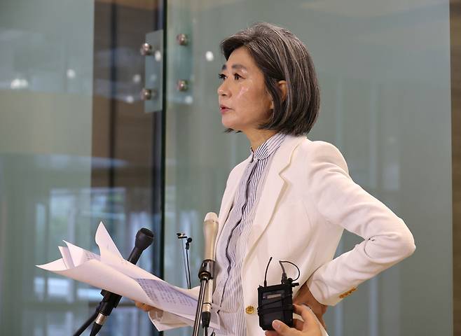 김행 여성가족부 장관 후보자가 19일 오전 서울 종로구 인사청문회 준비 사무실로 출근하며 기자의 질문에 답하고 있다. 연합뉴스