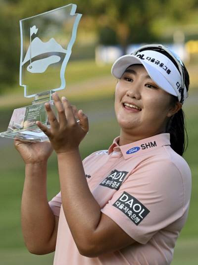 유해란이 지난 2일 LPGA 투어 월마트 NW 아칸소 챔피언십에서 데뷔 첫 우승을 차지한 뒤 트로피를 들고 웃고 있다. 로저스 | AP연합뉴스