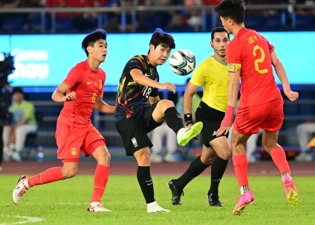 축구 대표팀 이강인이 지난 1일 오후 중국 항저우 황룽 스포츠센터 스타디움에서 열린 2022 항저우 아시안게임 축구 8강전 중국과의 경기에서 패스를 하고 있다. 이한형 기자