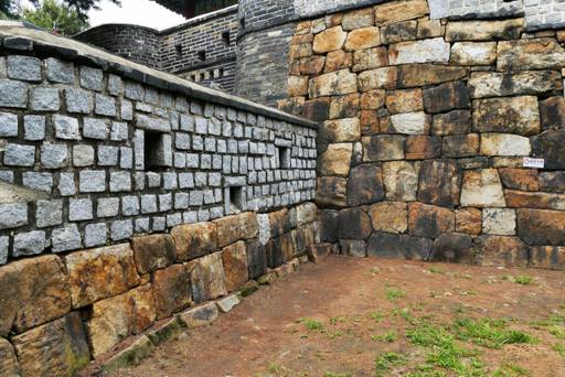 여장 아래의 돌은 성이 아니라 여장의 기초이다. 이강웅 고건축가 제공