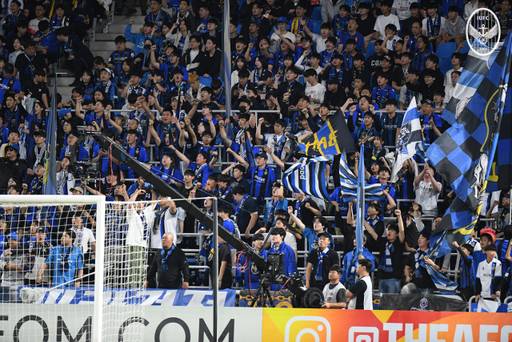 3일 오후 인천 중구 인천축구전용경기장에서 열린 2023-2024시즌 ACL 조별리그 G조 2차전에서 인천유나이티드의 팬들이 함성을 지르며 응원하고 있다. 인천유나이티드 제공