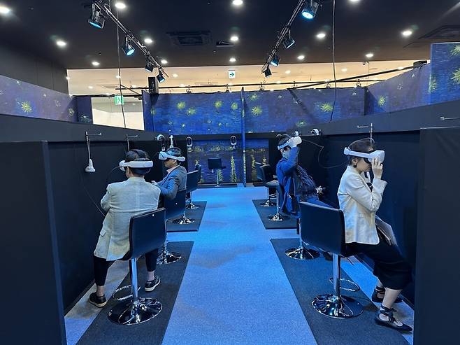 VR 체험 중인 관람객들. /사진= 강예신 여행+ 기자